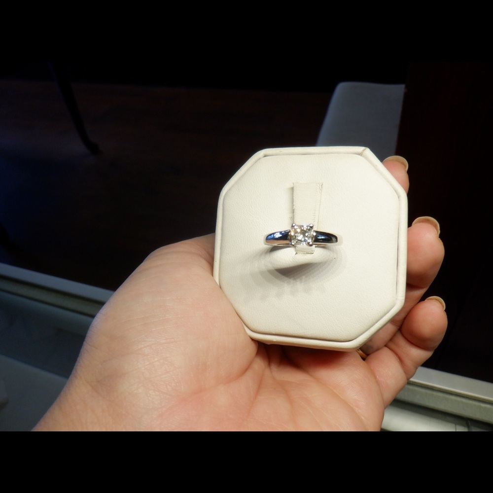14k  white gold diamonds solitaire ring - Picture 3 of 5